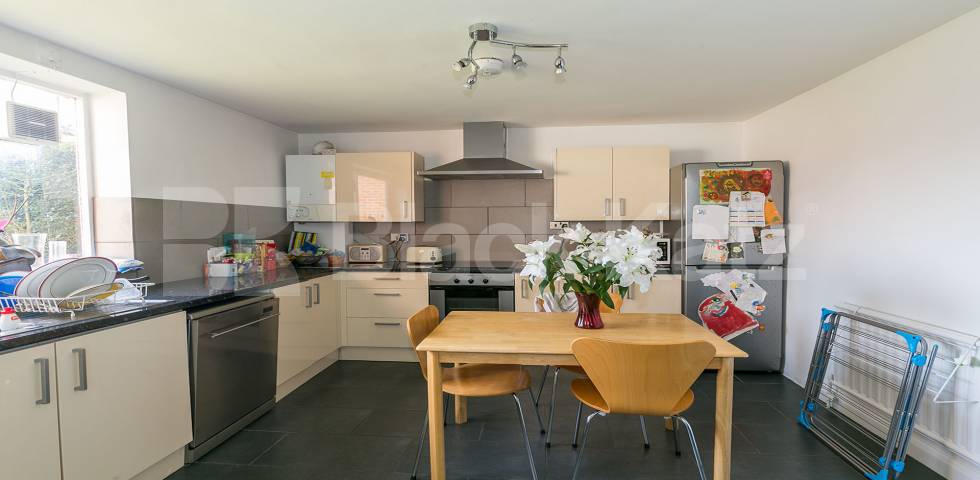 			New Instruction In Heart Of Crouch End !, 2 Bedroom, 1 bath, 1 reception Flat			 Waverley Road , Crouch End